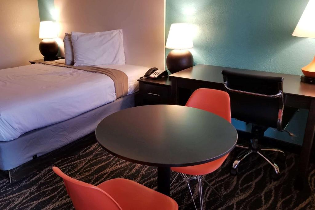 Postel nebo postele na pokoji v ubytování Howard Johnson by Wyndham Houston Hobby Airport