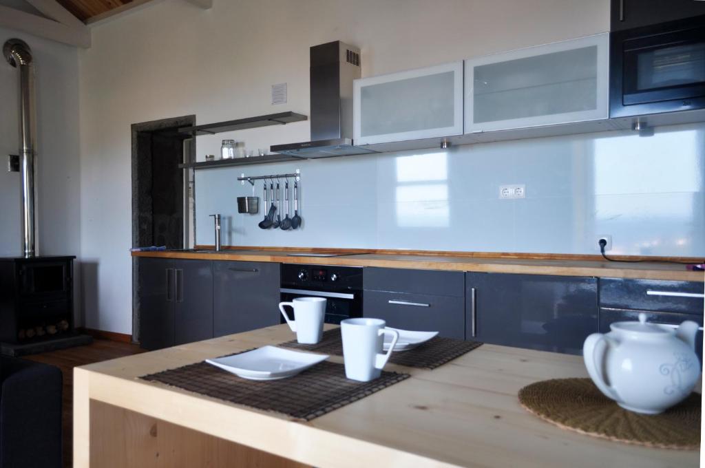 Kuchyň nebo kuchyňský kout v ubytování Casa do Baleeiro