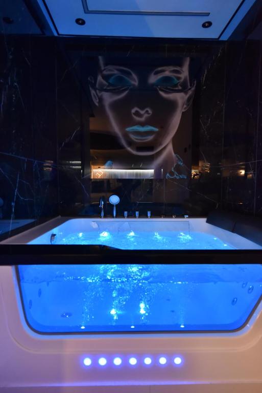 a jacuzzi tub with a statue of a woman at סוויטת נסיכת המפרץ in Eilat