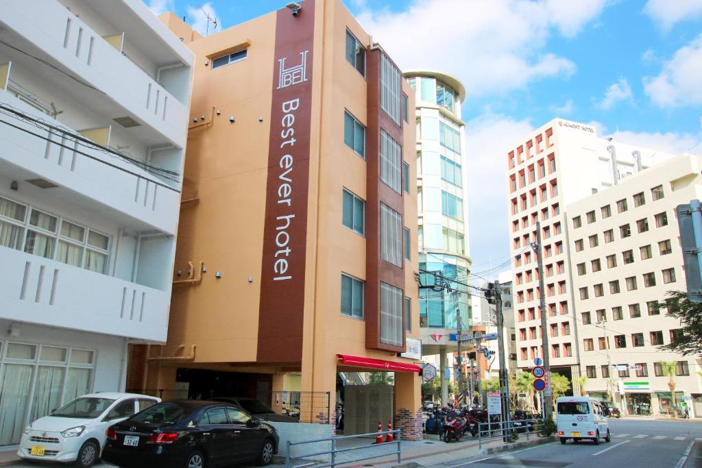 um edifício com um sinal na lateral em Best ever hotel -SEVEN Hotels and Resorts- em Naha