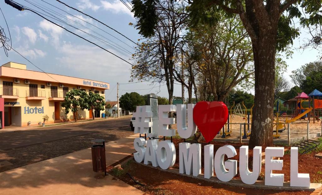 Um sinal que diz: "Adoro sífilis num parque infantil". em Hotel Barichello em São Miguel das Missões