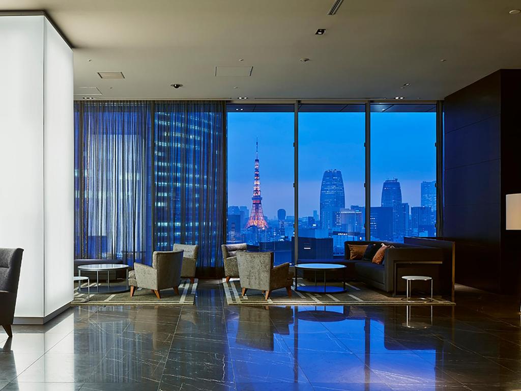 una sala de estar con vistas a la torre Eiffel en Mitsui Garden Hotel Ginza Premier, en Tokio