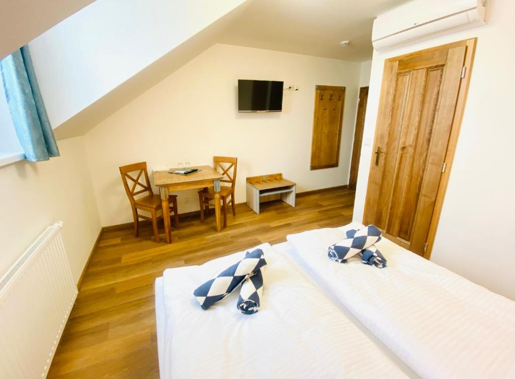Postel nebo postele na pokoji v ubytování Resort Rybníček
