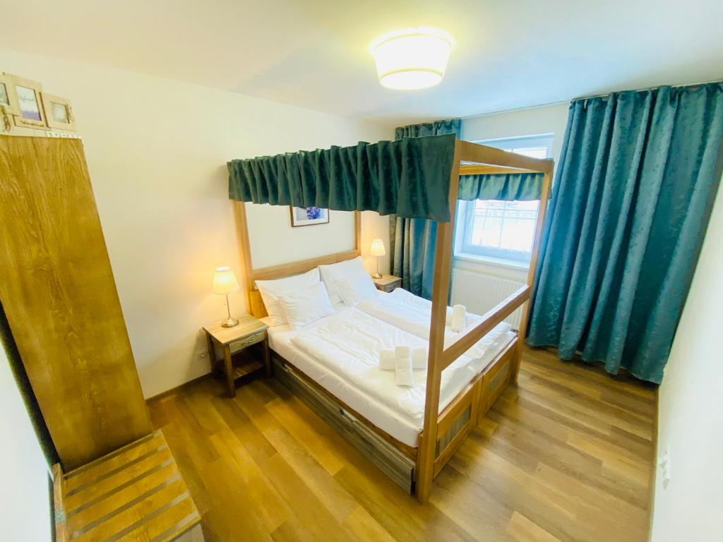 Postel nebo postele na pokoji v ubytování Resort Rybníček