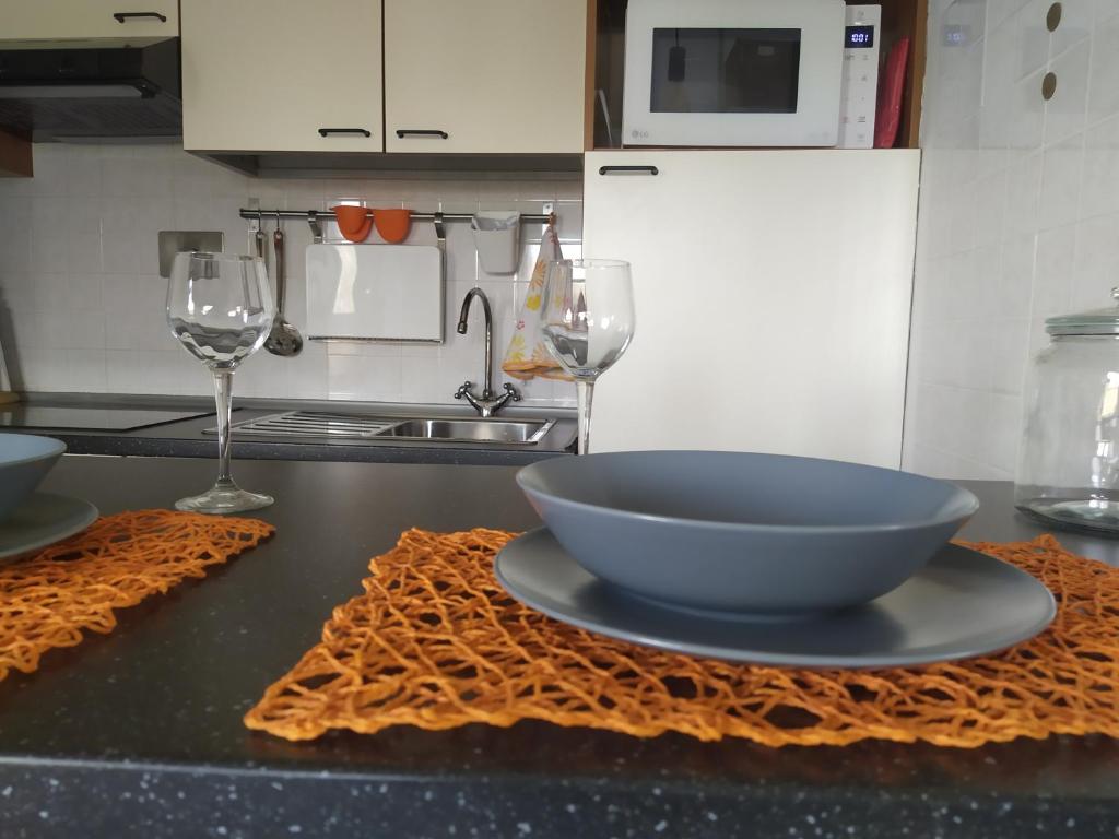 blat kuchenny z miską i 2 kieliszkami do wina w obiekcie La Fornacetta w Pizie