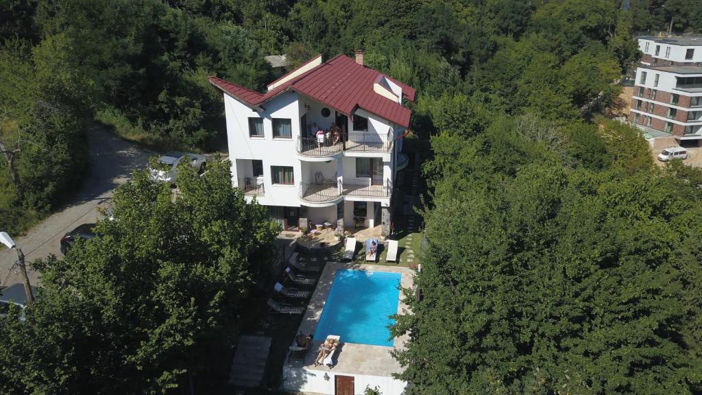 een luchtzicht op een huis met een zwembad bij Calea Poienii Penthouse in Braşov