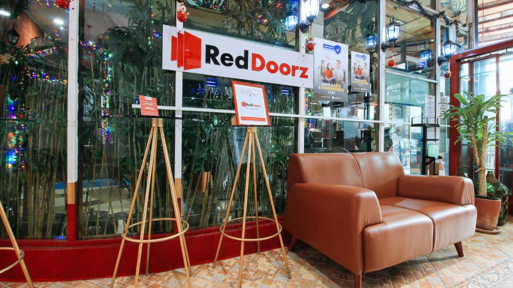 Posezení v ubytování RedDoorz at The Providence Tower