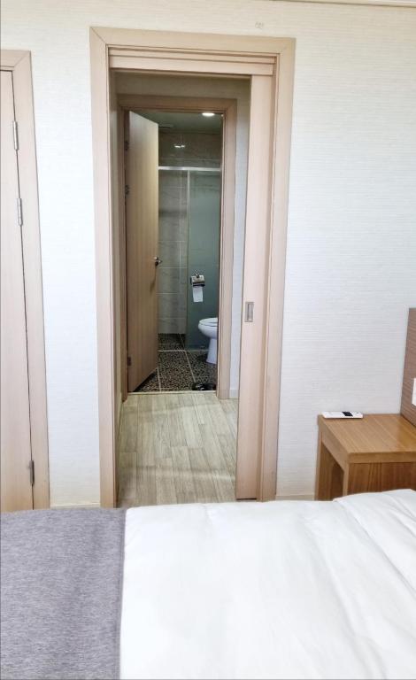 Postel nebo postele na pokoji v ubytování Hi Jeju Hotel