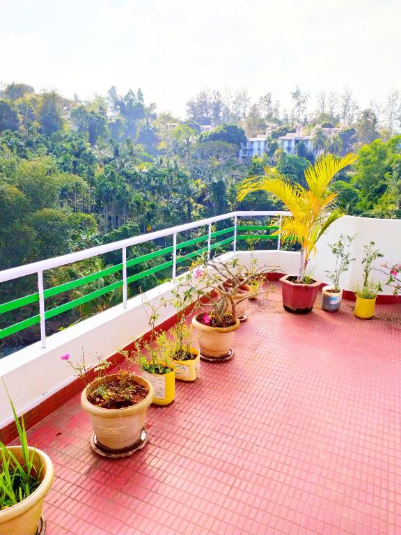 Kanchans Nest I Rooms & Suites near Port Blair Airport 발코니 또는 테라스