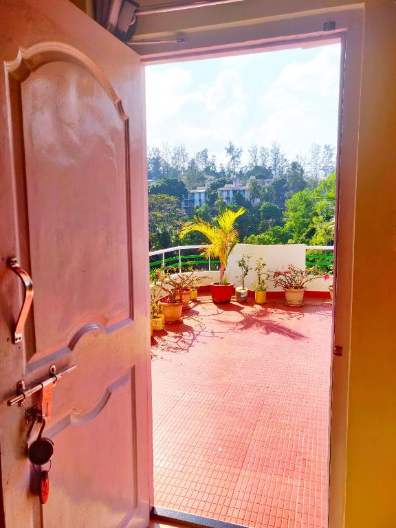 Kanchans Nest I Rooms & Suites near Port Blair Airport 발코니 또는 테라스