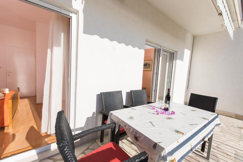 Posedenie v ubytovaní Apartments Mastelić