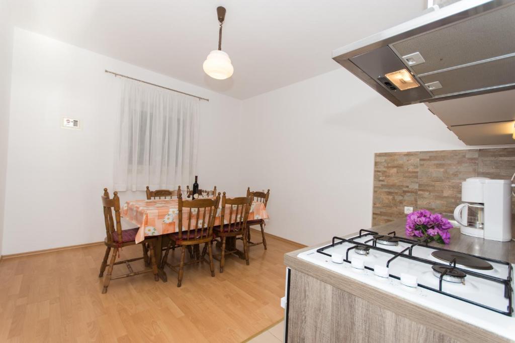 Kuchyňa alebo kuchynka v ubytovaní Apartments Mastelić