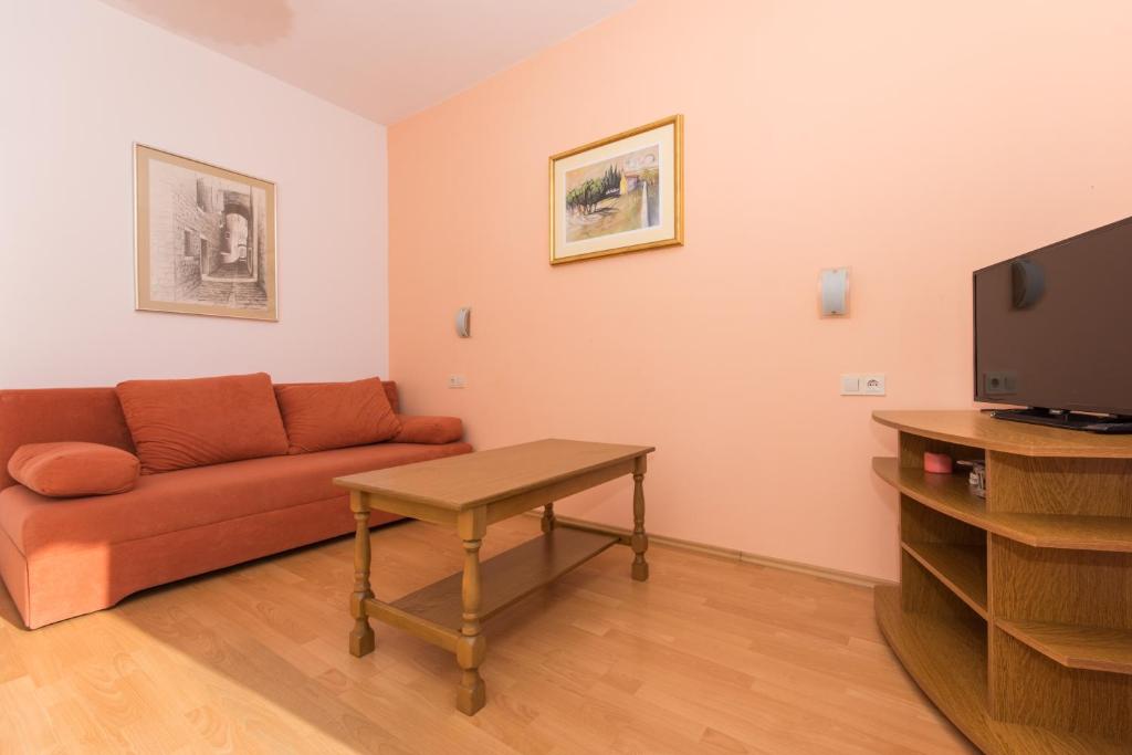 Televízia a/alebo spoločenská miestnosť v ubytovaní Apartments Mastelić