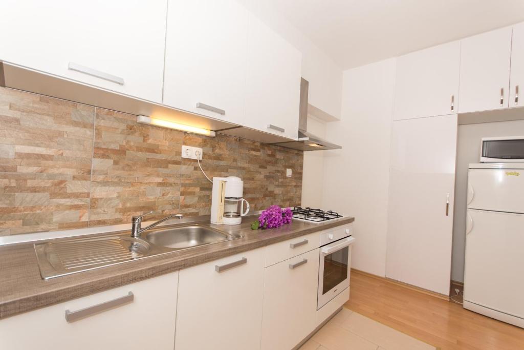 Kuchyňa alebo kuchynka v ubytovaní Apartments Mastelić