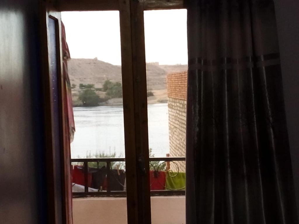 okno z widokiem na rzekę w obiekcie Labib Guest House w mieście Aswan