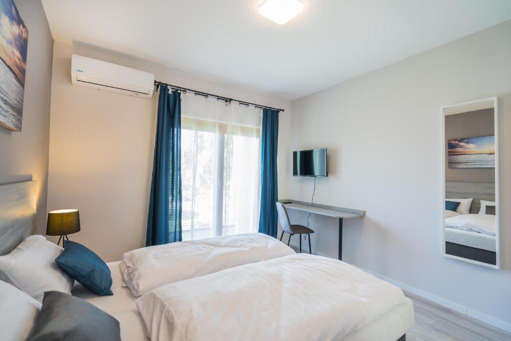 Postel nebo postele na pokoji v ubytování Holiday Hotel Siófok