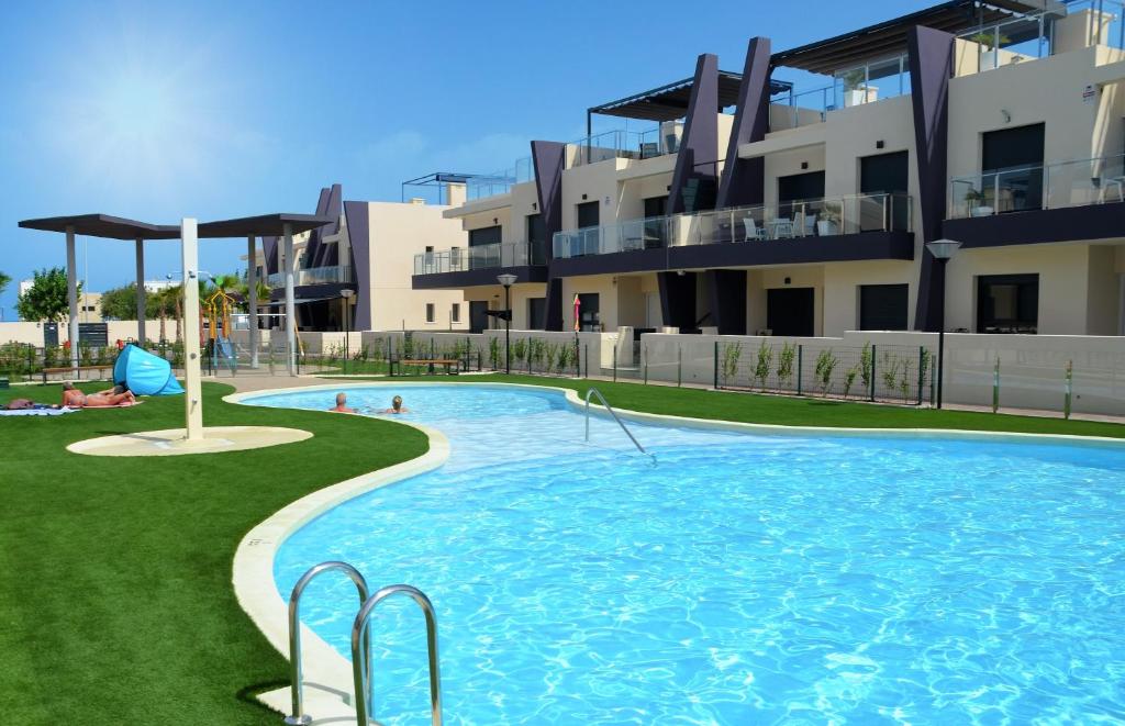 una grande piscina di fronte a un edificio di Higuericas Beach Apartment a Pilar de la Horadada