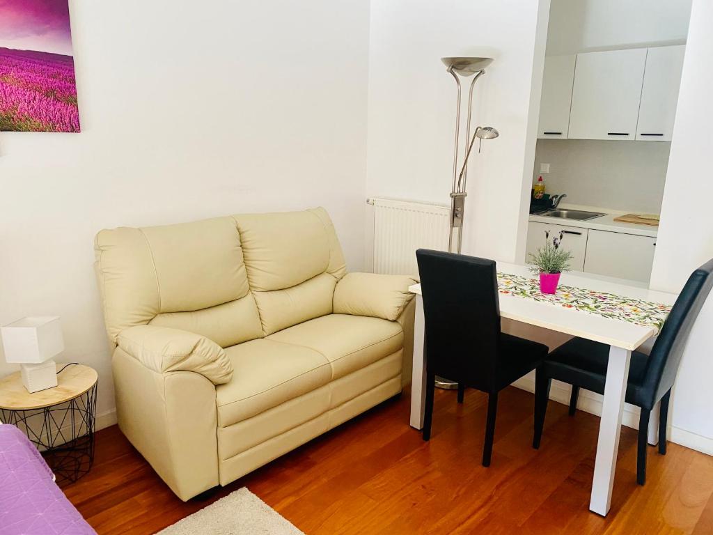 Posedenie v ubytovaní Nova Galerija Studio Ema i Apartman Anita- parking in garage