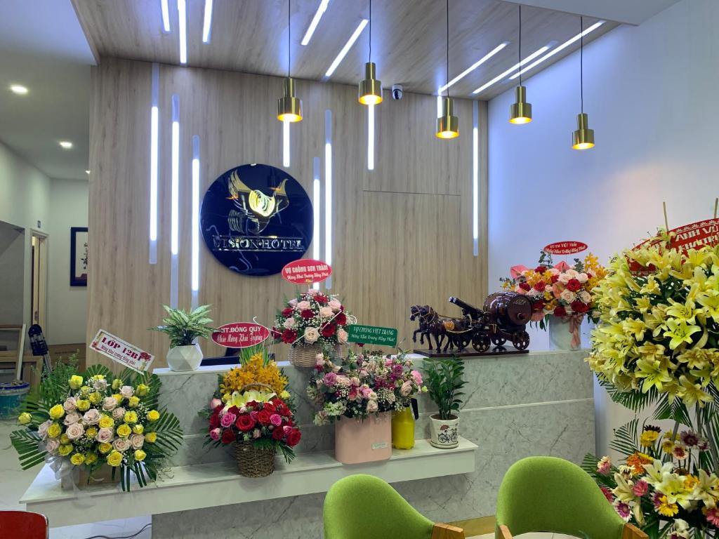 un fleuriste avec un bouquet de fleurs en exposition dans l'établissement VISION HOTEL, à Phan Rang