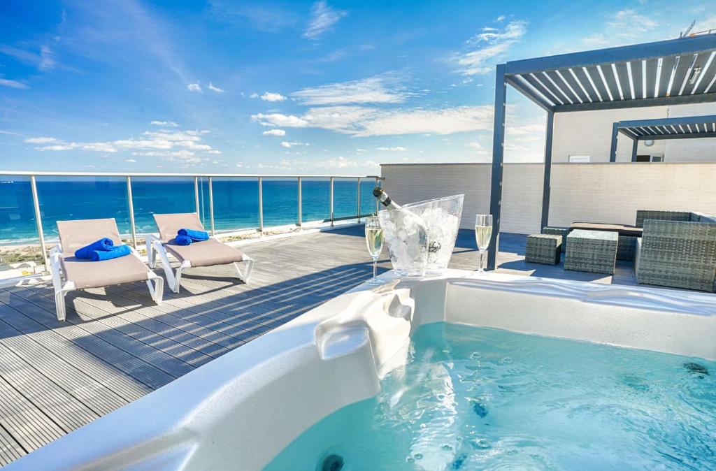een hot tub op een terras met uitzicht op de oceaan bij 024 - Blue Dreams Penthouse Tabarca - comfortHOLIDAYS in Arenales del Sol