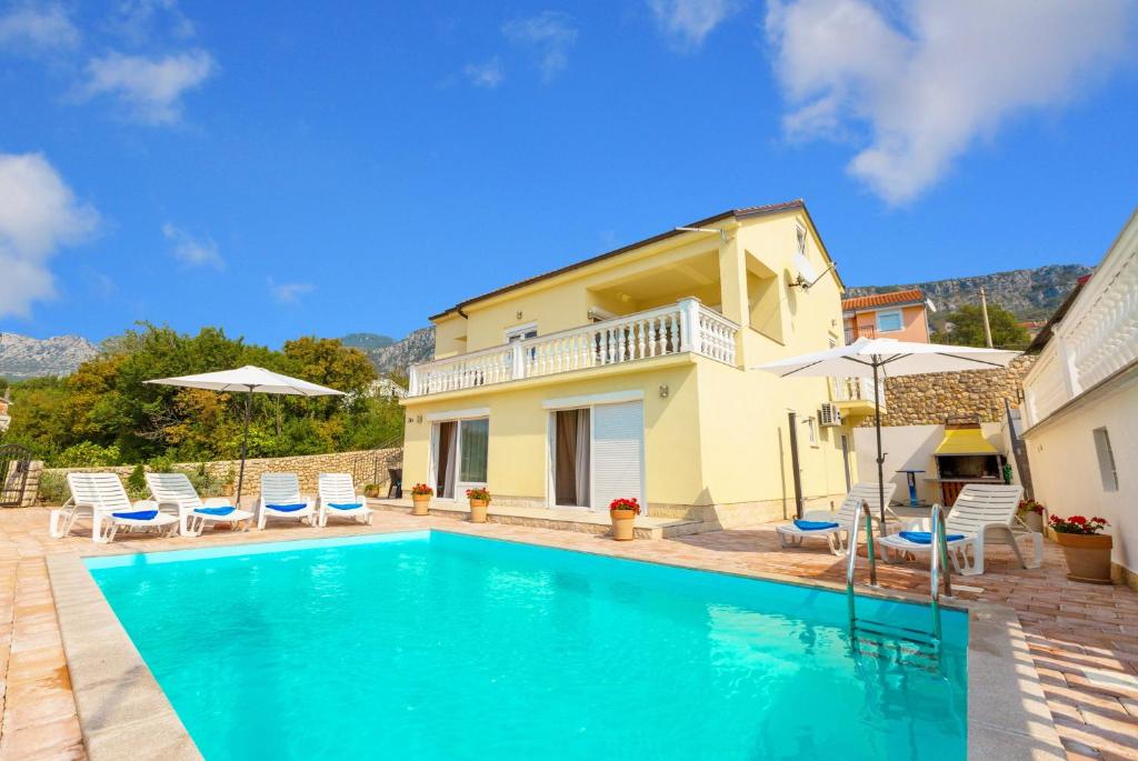 Swimmingpoolen hos eller tæt på Kuca Ujdenica