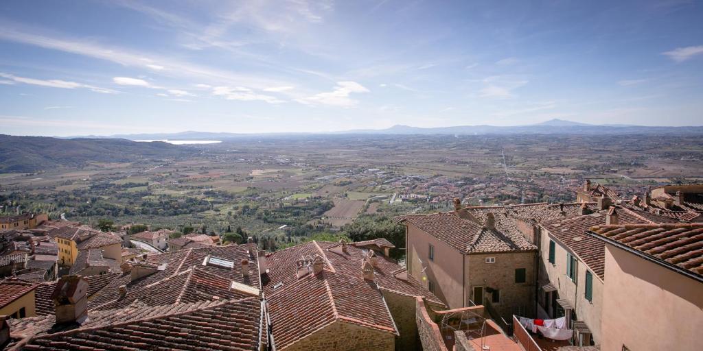 eine Luftansicht einer Stadt mit Gebäuden und Bergen in der Unterkunft Bellavista in Cortona