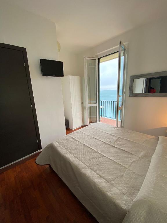 A bed or beds in a room at Sollevante Guest House