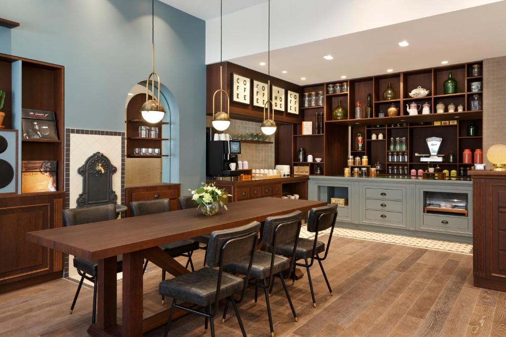 comedor con mesa de madera y sillas en Maison Barbillon Grenoble, en Grenoble