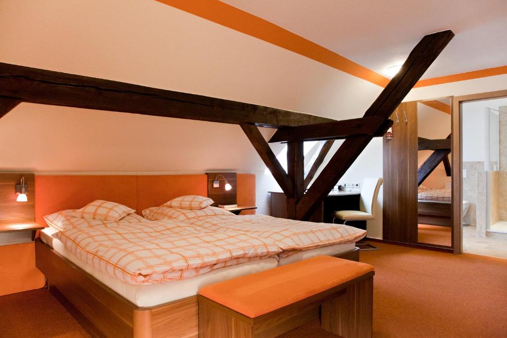 Säng eller sängar i ett rum på Gasthof Vossbur