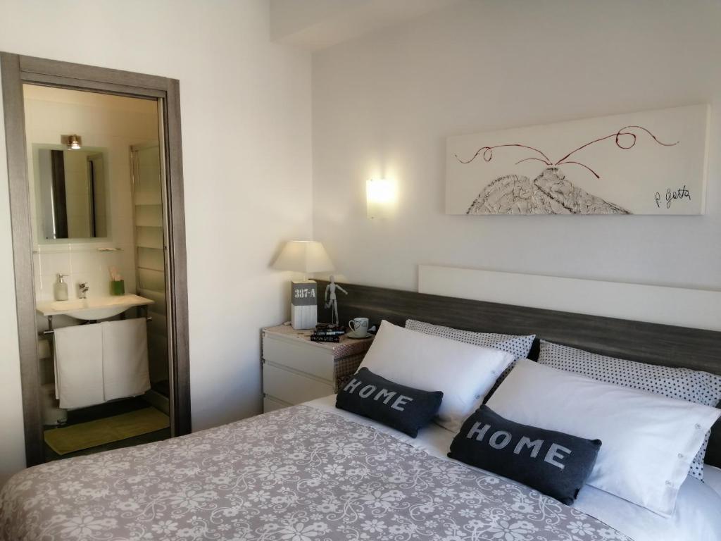 um quarto com uma cama com duas almofadas e um espelho em B&B Carolina Napoli-Vomero em Nápoles