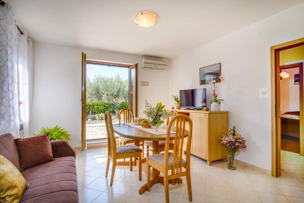 Televízia a/alebo spoločenská miestnosť v ubytovaní Apartments Franjo