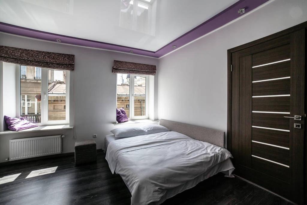 Готелі: ROMANTIC Apartments - центр Львова , з видом на місто, Львів