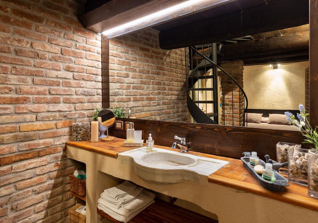 A bathroom at Cascina del Tempo Sospeso