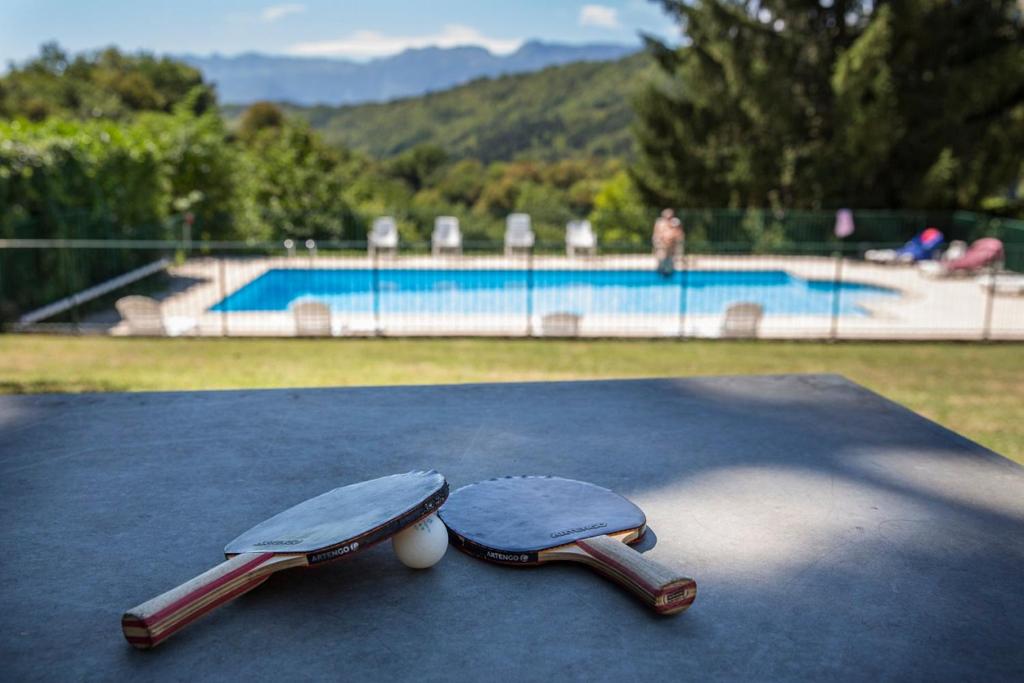 Bazén v ubytování Hotel Les Mésanges nebo v jeho okolí