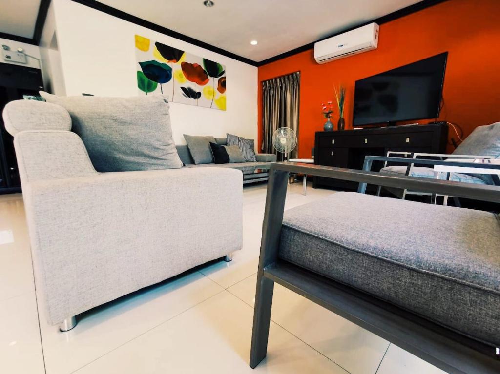 TV a/nebo společenská místnost v ubytování 4poolvillas