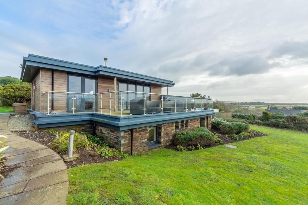 una casa con una gran terraza en el césped en Teyr Mor Cliff, en St. Agnes