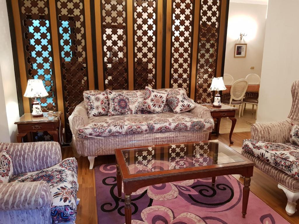 ein Wohnzimmer mit Sofas und einem Couchtisch in der Unterkunft Elite Homes 3BR Garden Apartment Families Only in Madinat as-Sadis min Uktubar