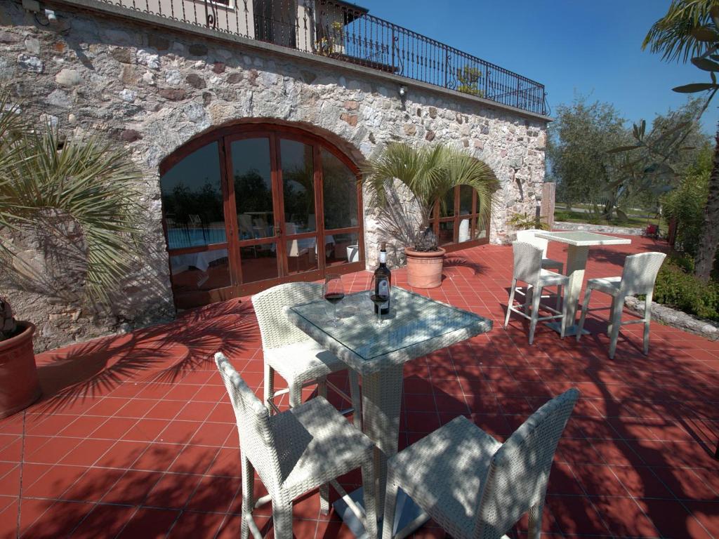 Un restaurante o sitio para comer en Splendid holiday home in Soiano del lago with furnished patio