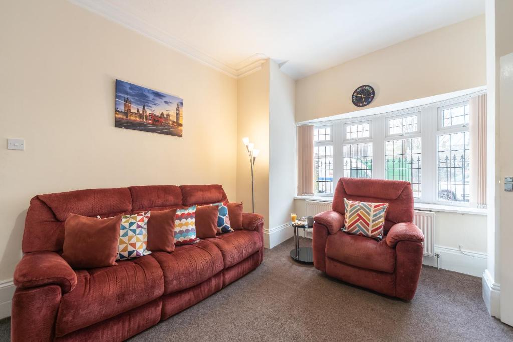 sala de estar con sofá y 2 sillas en Thy Grace 3 Bedroom 2 Shower Room Central Location en Hull