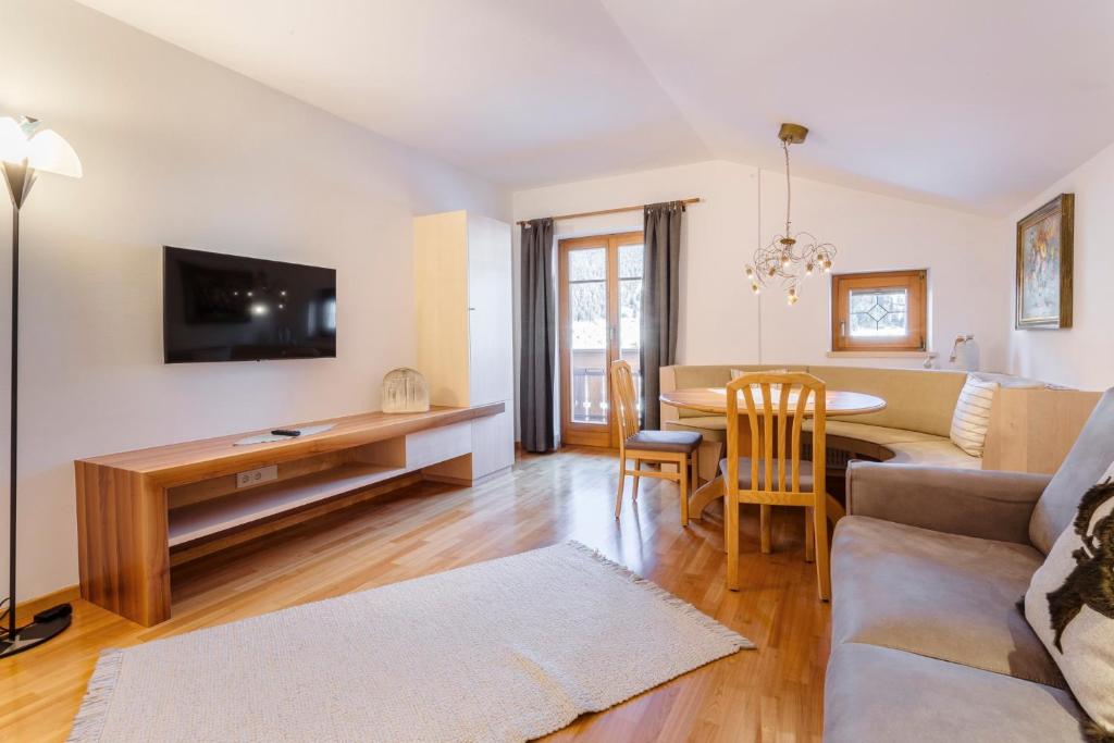 A television and/or entertainment centre at Am Rainell Hof