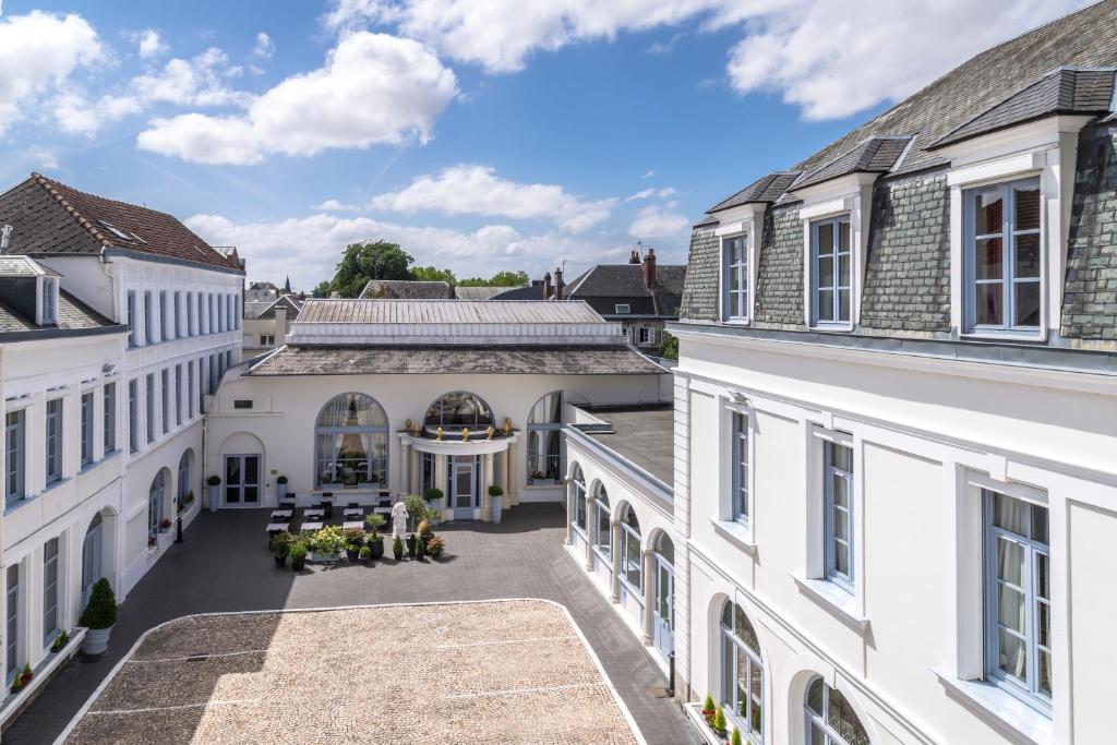 uma vista aérea do pátio de um edifício em Hôtel de L'univers em Arras