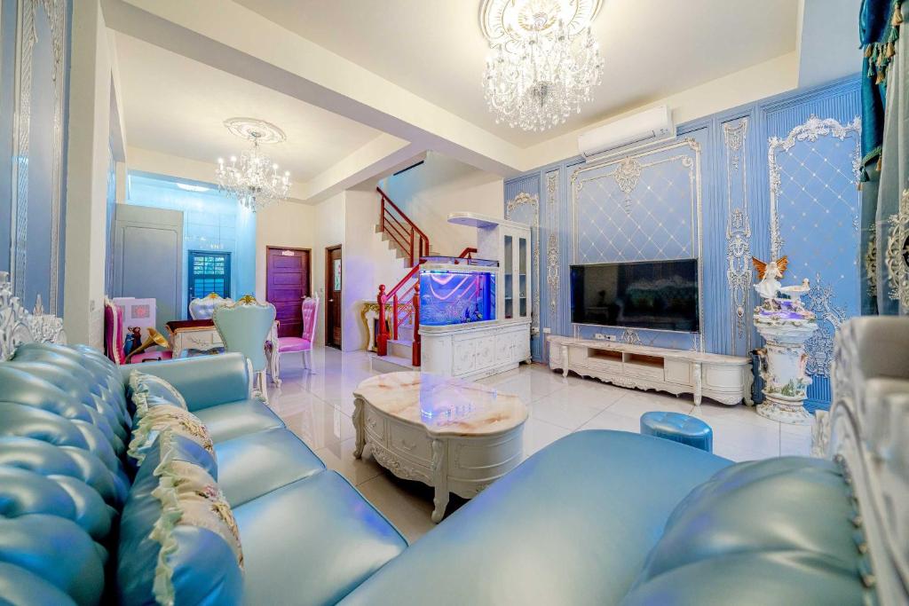 五結鄉的住宿－維瑜的家三館，客厅配有蓝色的沙发和电视