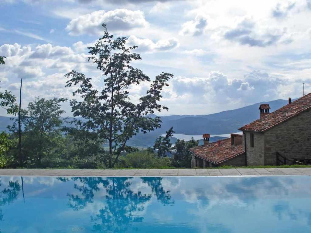 a swimming pool with a view of the mountains at Villa Vallorsaia con piscina privata in Sansepolcro