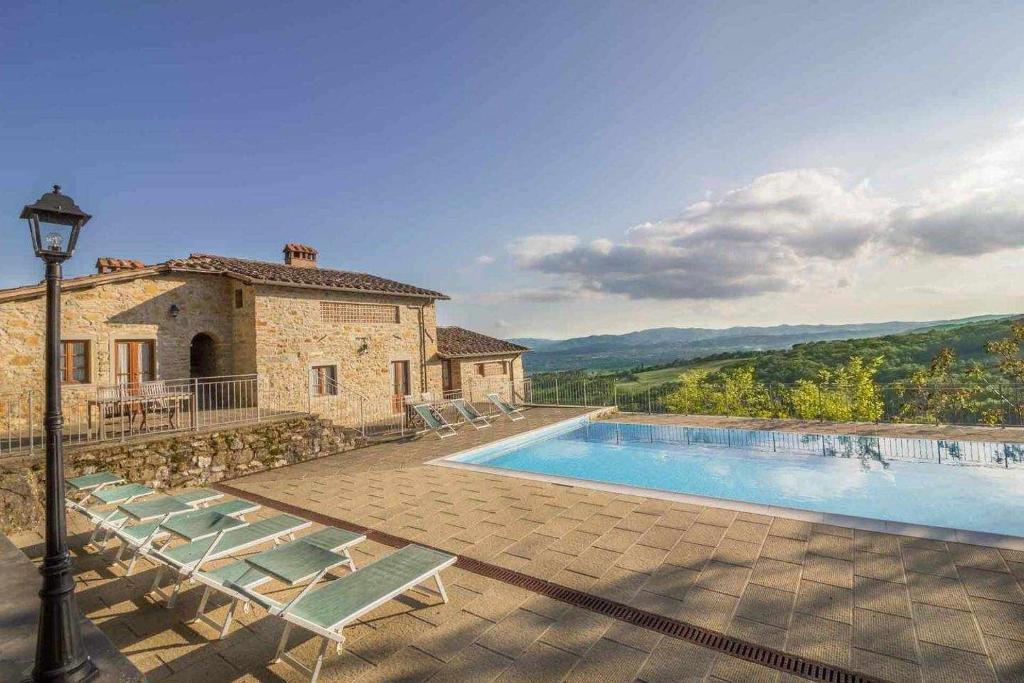 une villa avec une piscine et une maison dans l'établissement Villa Cungi con piscina privata, à Misciano