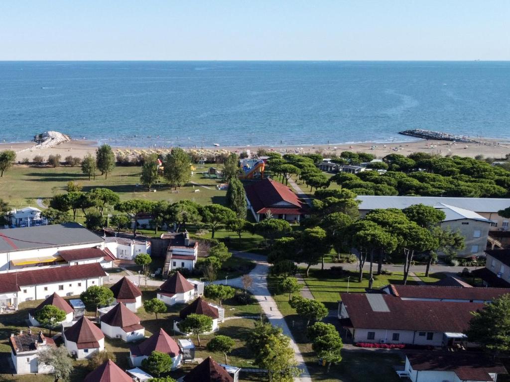 - une vue aérienne sur une petite ville à côté de l'océan dans l'établissement Villaggio San Paolo, à Cavallino-Treporti