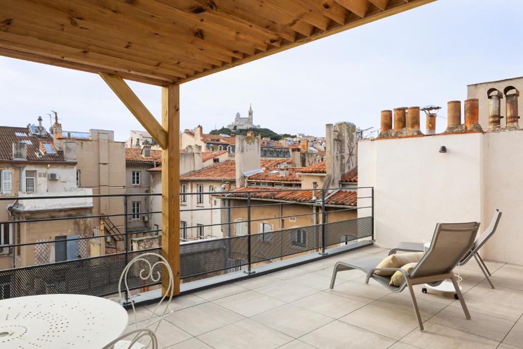 einen Balkon mit Stadtblick in der Unterkunft Appart hôtel Maison Montgrand-Vieux Port in Marseille