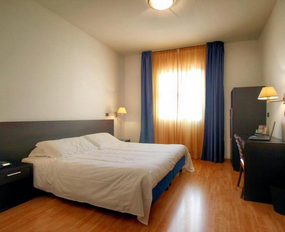 Postel nebo postele na pokoji v ubytování Hotel Majesty Bari