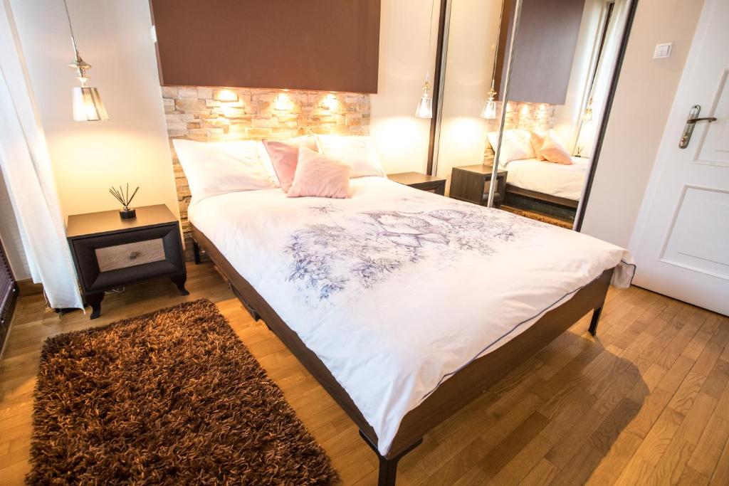 um quarto com uma cama grande e um espelho em Royal Parkside na Cracóvia