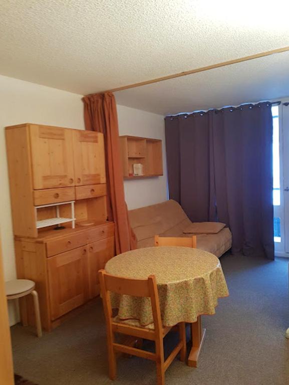une petite chambre avec une table et une chambre dans l'établissement Studio confortable avec vue sur la montagne à Vars - 23 m², à Vars