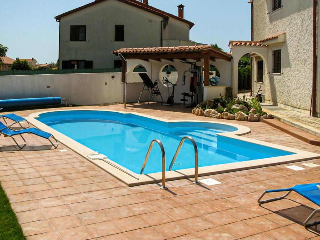 Bazén v ubytování Apartments Biserka in Banjole nebo v jeho okolí